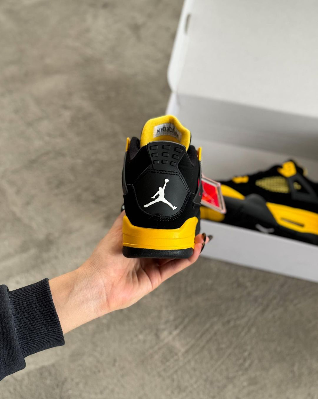 Jordan Retro 4 Thunder